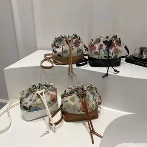Damen Ethnisch Blumen Leinwand PU Leder Bucket Bag Retro Kordelzug Umhängetasche Bohemian Literarische Pendler Handtasche