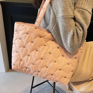 Sac fourre-tout matelassé rose avec broderie nœud et bandoulière de style décontracté