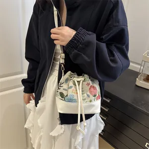 Ethno-Beuteltasche mit Blumenstickerei und weißem Lederteil mit Kordelzugverschluss