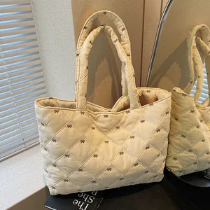 Sac fourre-tout matelassé avec broderie de nœuds marrons et motif de losanges