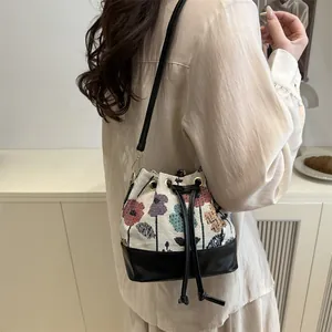 Ethnische bestickte Eimertasche aus Canvas mit Blumenmuster und Lederriemen