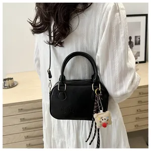 Sac à main en simili cuir noir avec logo GIONK et breloque ours sur le mannequin