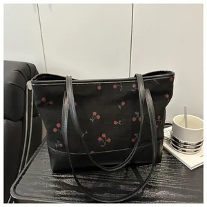 Sac fourre-tout en velours côtelé noir avec imprimé cerise et patchwork de cuir