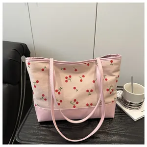 Sac cabas en velours côtelé rose avec imprimé cerises pour les déplacements quotidiens