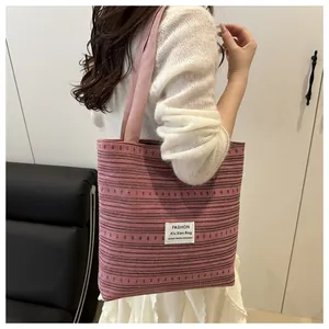 Photo de style de vie d'un sac cabas tissé rose avec étiquette de mode en décor intérieur