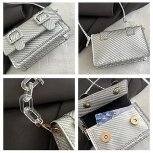 Vue détaillée du mini sac bandoulière argenté montrant sa texture et son intérieur
