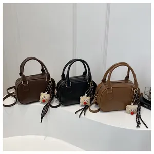 Trio de sacs bowling vintage noirs et marron avec breloques en peluche et foulards à carreaux