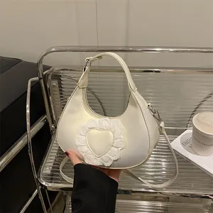Borsa a mezzaluna beige con toppa a cuore in pizzo e tracolla regolabile da donna