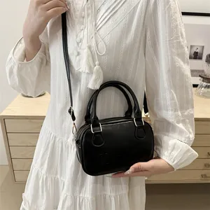 Sac bowling rétro en cuir noir avec inscription GIOH embossée et détails dorés
