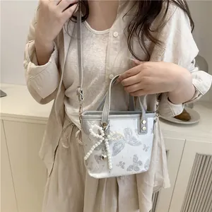 Mini sac seau à imprimé papillon avec breloque nœud en perles et bandoulière