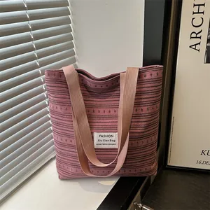 Grand sac cabas en toile à rayures pour femmes de couleur mauve avec texture tissée et logo