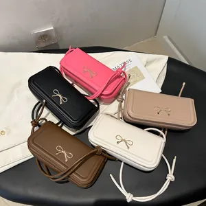 Sac à bandoulière nœud tendance 2025 en cinq couleurs avec détails dorés en cuir PU