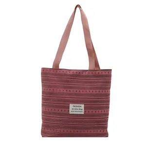 Grand sac fourre-tout en toile à rayures rouges avec étiquette mode et anses roses
