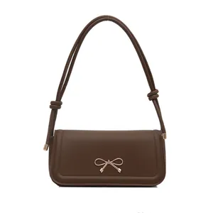 Sac à bandoulière rectangulaire en similicuir marron avec nœud doré et sangle nouée