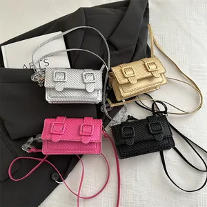 Mini Sac Bandoulière Carré pour Femme Mode en Cuir PU Texture Fibre de Carbone avec Chaîne Acrylique et Fermoir Magnétique
