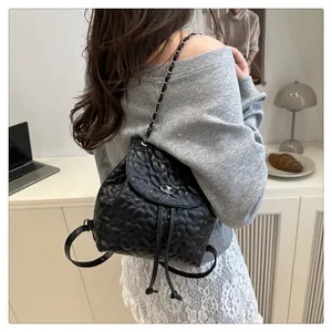 Detailansicht des schwarzen Herz-Stepprucksacks mit Silberkette und Metallverschluss