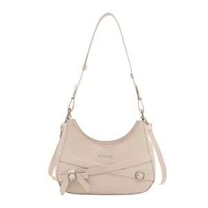 Sac bandoulière beige en demi-lune avec détail de ruban et lettrage fashion