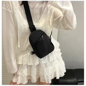 Bolso de pecho minimalista de nailon negro con correa ajustable en el modelo