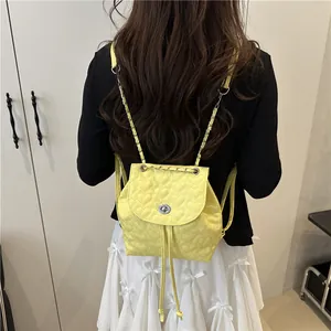 Gelber Mini-Rucksack mit Herzsteppung und eleganten Kettenriemen für Damen