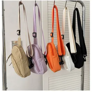 Colección de bolsos cruzados de nailon en cinco colores con correas ajustables