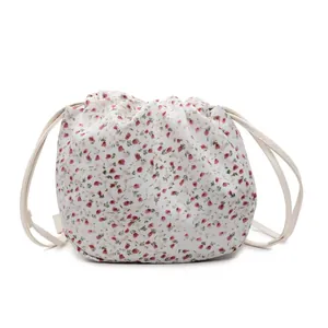 Borsa a secchiello in tela a fiori rosa con coulisse e tracolla sottile per donna