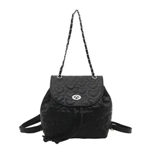 Schicker schwarzer Rucksack mit Herzsteppung, Silberkette und Drehverschluss