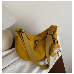 Sac fourre-tout demi-lune minimaliste en toile jaune gingembre avec bandoulière et petite pochette
