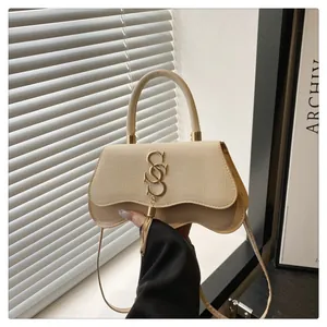 Petit sac carré en cuir beige texturé avec logo SSS doré et pompon élégant