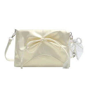 Schultertasche im Ballett-Stil in Creme mit Schleifenfalten und Perlenanhänger