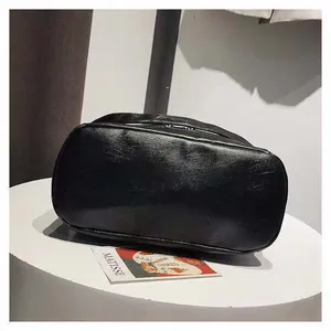 Detailansicht des elliptischen Bodens und des strukturierten PU-Leders des schwarzen Rucksacks
