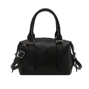 Bolso Boston minimalista en cuero sintético negro con letras en relieve y plata fina