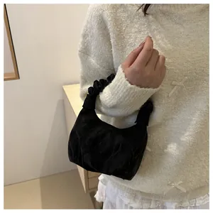 Détail du sac à main en satin plissé noir avec poignée nuage et texture jacquard