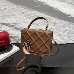 Sac bandoulière marron matelassé avec chaîne métallique et poignée supérieure