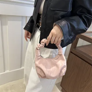 Sac à main nuage rose plissé pour femme avec finition brillante et poignée minimaliste