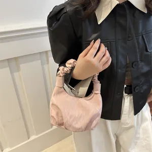 Sac à main rose texture marbre avec poignée plissée pour femme en finition satinée