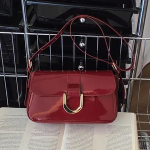 Sac sous le Bras en Cuir PU Brillant Vintage pour Femmes Mode Rouge Vin Noir Sac à Bandoulière Avec Boucle Fer à Cheval en Métal Doré