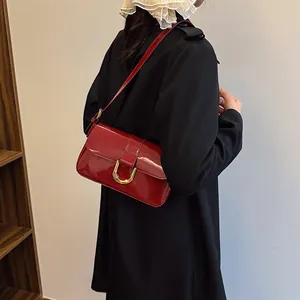 Sac bandoulière vintage bordeaux brillant avec boucle fer à cheval dorée