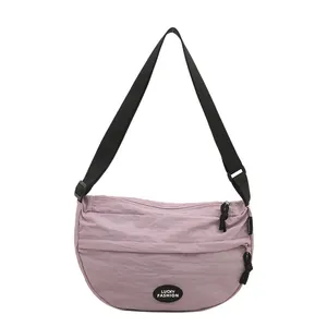 Borsa a tracolla a mezzaluna lilla chiaro in nylon con tracolla regolabile