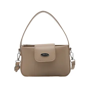 Bolso bombonera minimalista de piel sintética beige con detalles en color plata
