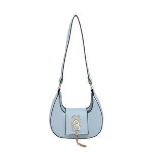 Sac sous le bras croissant bleu clair avec logo GS doré et pompon en chaîne