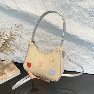Sac bandoulière en toile beige avec cœurs colorés et lanière argentée brillante
