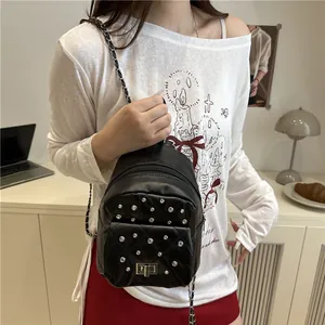 Mini sac à dos noir matelassé avec clous argentés et bandoulière en chaîne chic