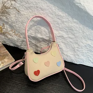 Sac sous le bras chic en toile crème avec garniture rose et broderie cœur colorée