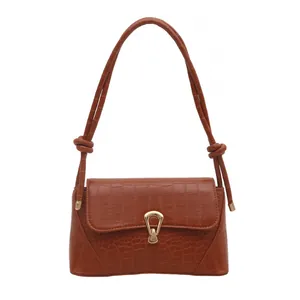 Sac à bandoulière chic en cuir PU marron à motif crocodile et boucle dorée