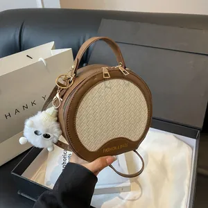 Vintage runde Patchwork-Handtasche mit brauner Webstruktur in einer Geschenkbox