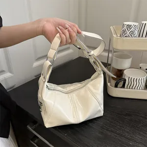 Modische Damen Glänzende PU Leder Halbmond Tasche Sommer Einfarbig Crossbody Umhängetasche Mit Verstellbarem Riemen