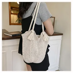 Détail du sac fourre-tout tissé à la main avec pompons à franges et anses en corde épaisse