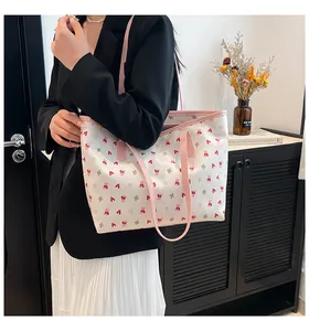 Détail du grand sac cabas avec imprimé cœurs rouges et ours roses sur toile blanche