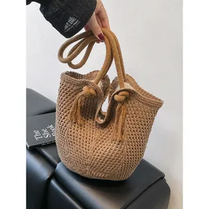 Grand sac cabas tissé avec motif ajouré et pompons pour les vacances d'été à la plage