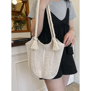 Grand sac cabas tressé ajouré avec poignées en corde et pompons pour la plage en été